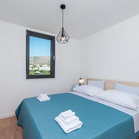Luni Apartment *